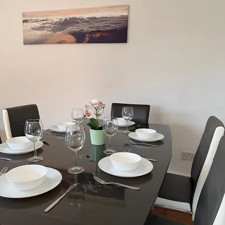 Superb 3-bed Airport Apartamento *