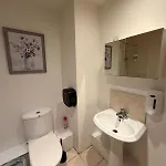 Superb 3-bed Airport Apartment