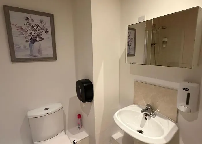 Superb 3-bed Airport Apartment