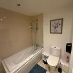 דירה Superb 3-bed Airport *