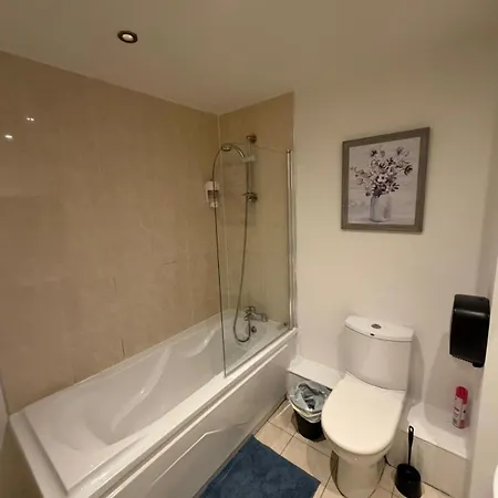 Апартаменты Superb 3-bed Airport *